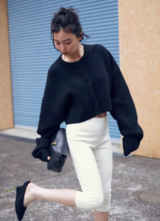 カーディガン¥108,900、ニットパンツ¥47,300、バッグ※ショルダー付き¥176,000、ミュール¥118,800（全てトーテム／トーテム クライアントサービス）