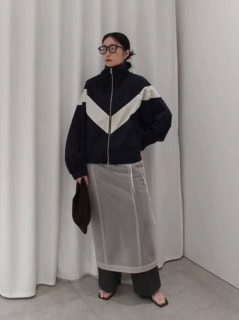 スポーティなブルゾンとシアーなスカート、ボリューム眼鏡のMIX具合が秀逸！ いつものスタイリングにサラッとプラスするだけで洒落た着こなしになるシアースカートは1枚あると本当に便利。
