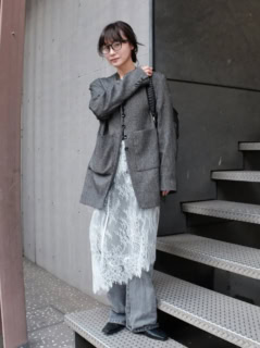 繊細なレースとスカラップが女性らしいスカートの重ね着には、あえてカジュアルなデニムやハンサムなジャケット、黒ブチ眼鏡と異なる雰囲気のアイテムを合わせてそのMIX感を楽しみたい。