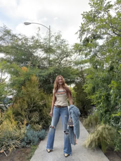 日本で最近買ったZARAのデニムに古着のTシャツ。なんだか懐かしい格好ですね。