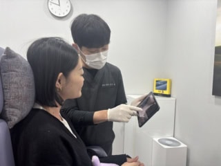 フィラーが終わると、事前に撮影したビフォーの写真と合わせて、どの部位にどのように入れたのかやダウンタイムについても詳しく説明してくれました。