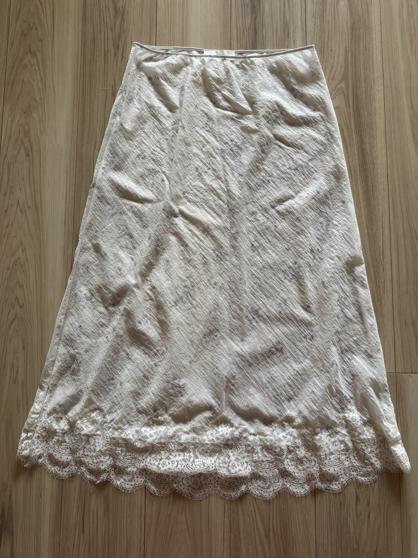 ナイロン花柄スカートは￥5,990で購入