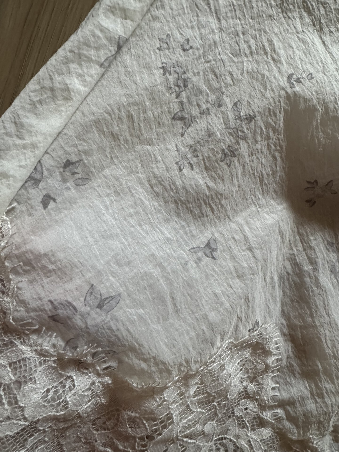 グレーで大人っぽい花柄