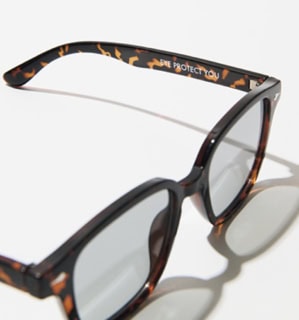 内側には「EYE PROTECT YOU」のロゴ入り。