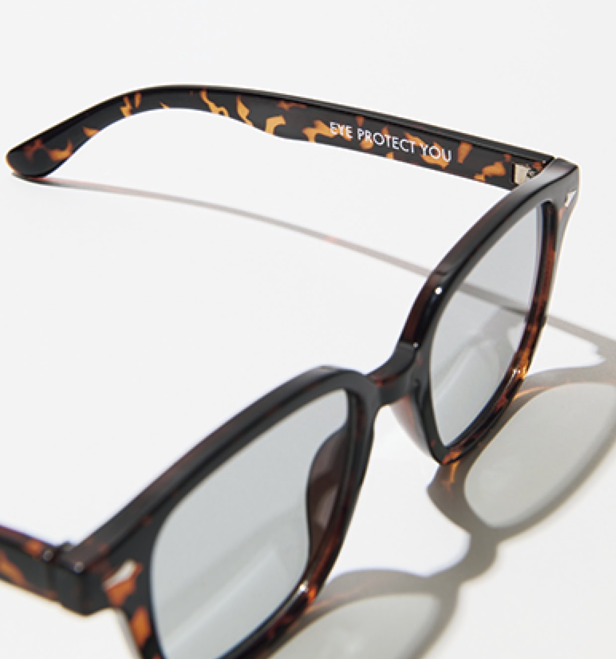 内側には「EYE PROTECT YOU」のロゴ入り。