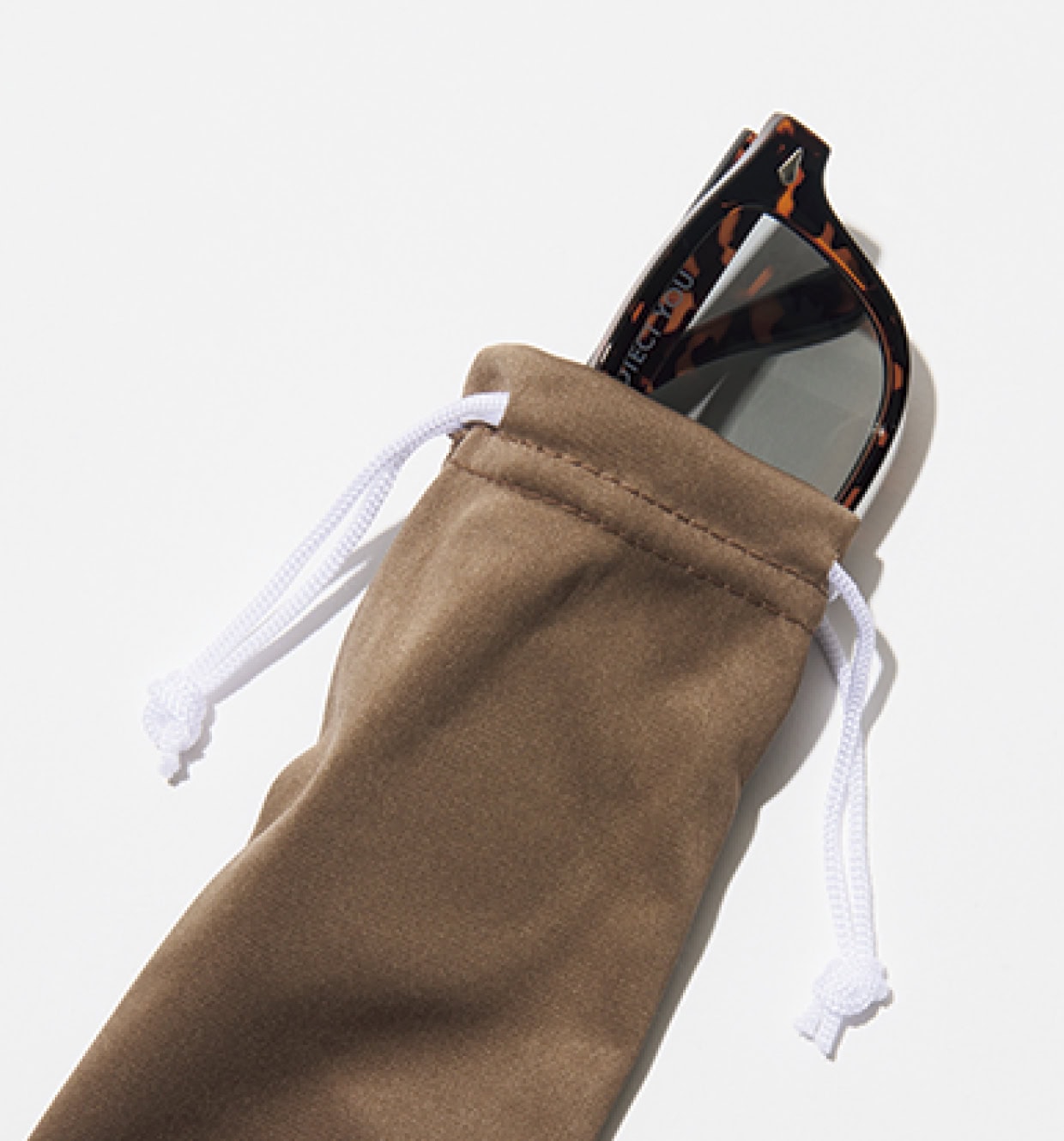 持ち運び用の巾着ケースはメガネ拭きとしても使える！