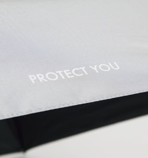 表面はグレー、内側は黒のシンプルさが◎。