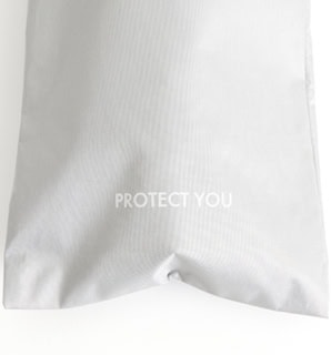 ポシェットにも「PROTECT YOU」のロゴ入り。
