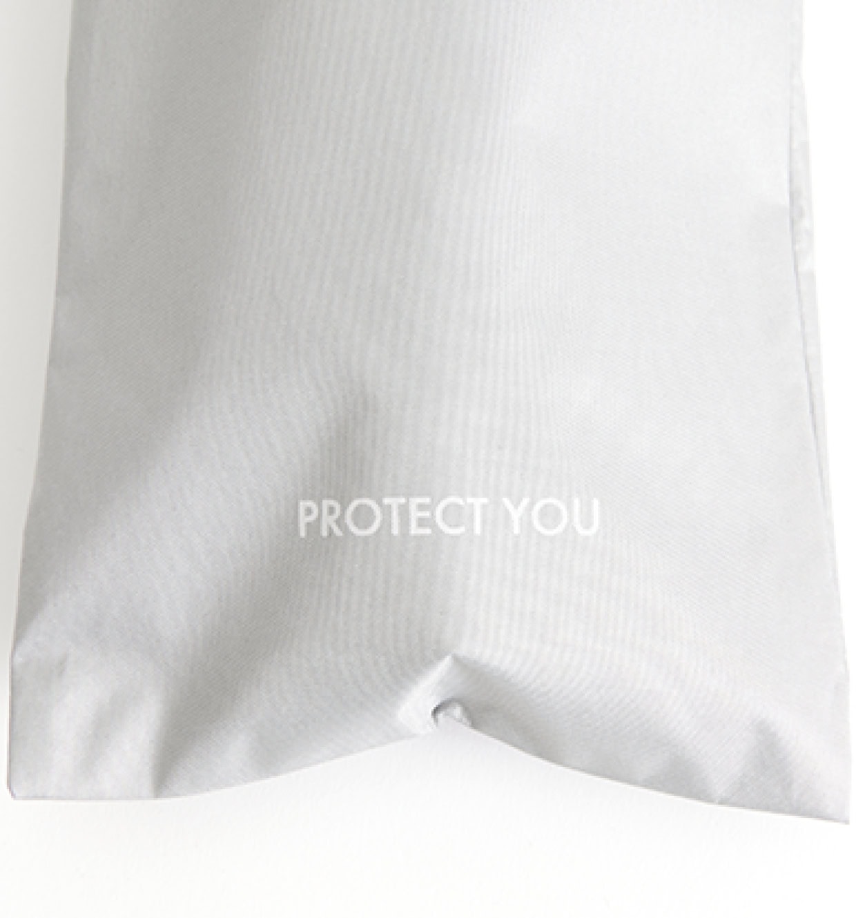 ポシェットにも「PROTECT YOU」のロゴ入り。