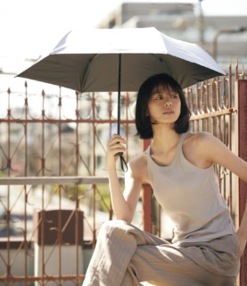 タンクトップ¥11,000（イウエン マトフ／ユナイテッドアローズ 渋谷スクランブルスクエア店）、パンツ¥76,890（ファルコネーリ／FALCONERI銀座店）