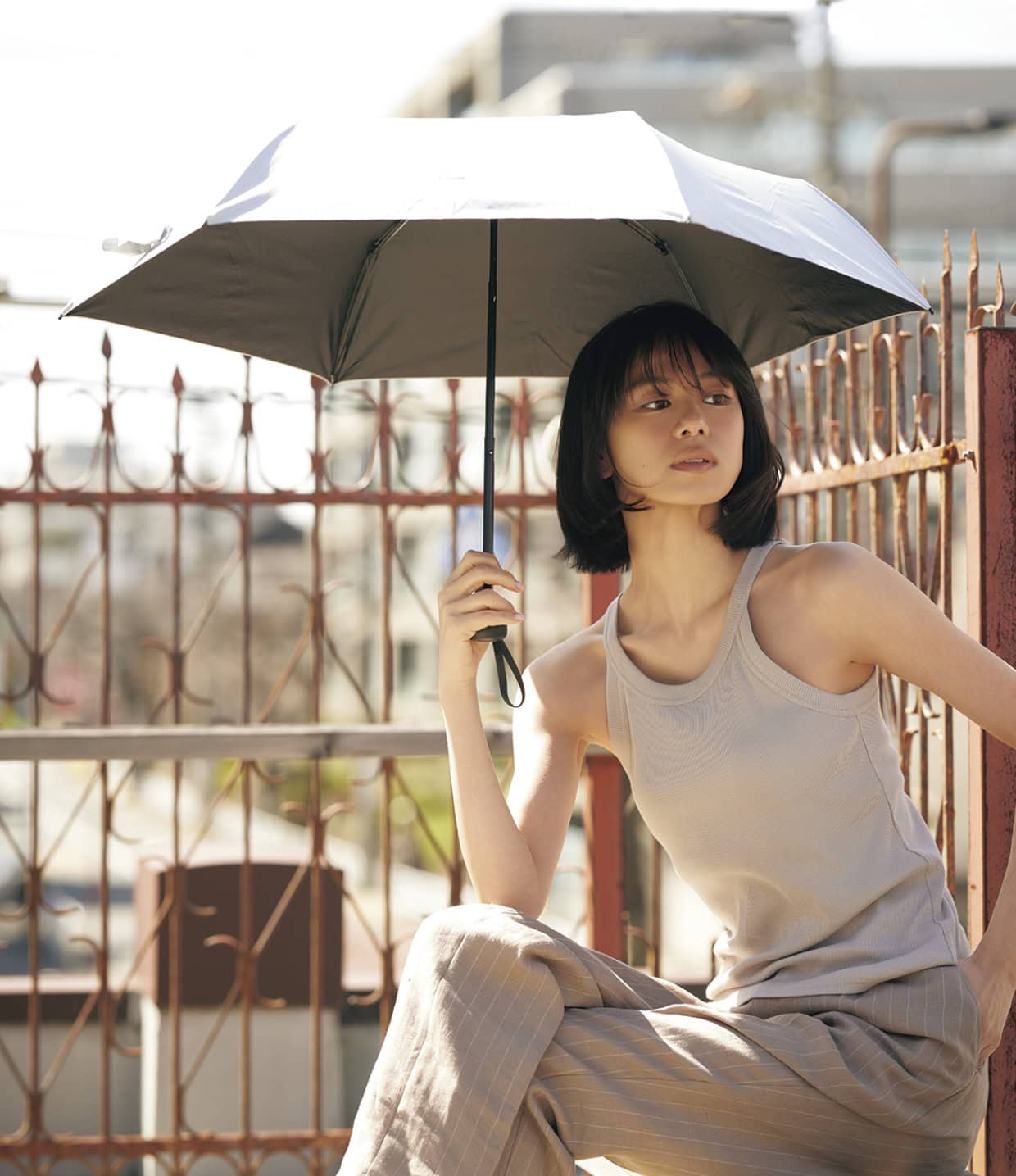 タンクトップ¥11,000（イウエン マトフ／ユナイテッドアローズ 渋谷スクランブルスクエア店）、パンツ¥76,890（ファルコネーリ／FALCONERI銀座店）