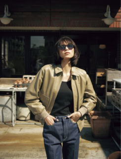 ジャケット¥126,500 カットソー¥13,200 デニムパンツ¥33,000（全てロエフ／エイチ ビューティー&ユース）、サングラスは今月号の付録