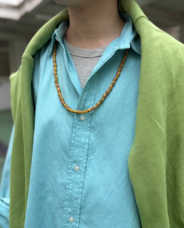 発色の美しいシャツに、胸元で野暮ったさを味付け。ツルッとした生地ではなく、サーマルのような表情があるのもポイント