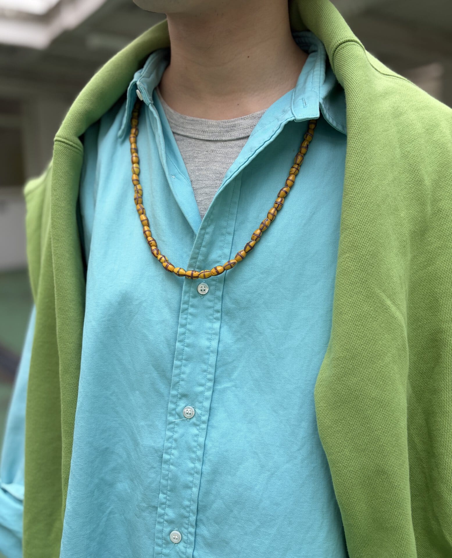 発色の美しいシャツに、胸元で野暮ったさを味付け。ツルッとした生地ではなく、サーマルのような表情があるのもポイント