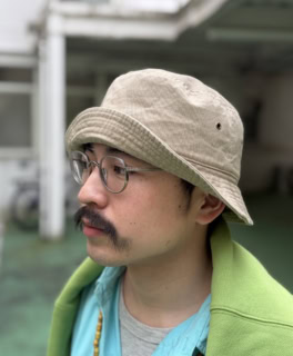 ハットとメガネのバランスも最高に洒落ています