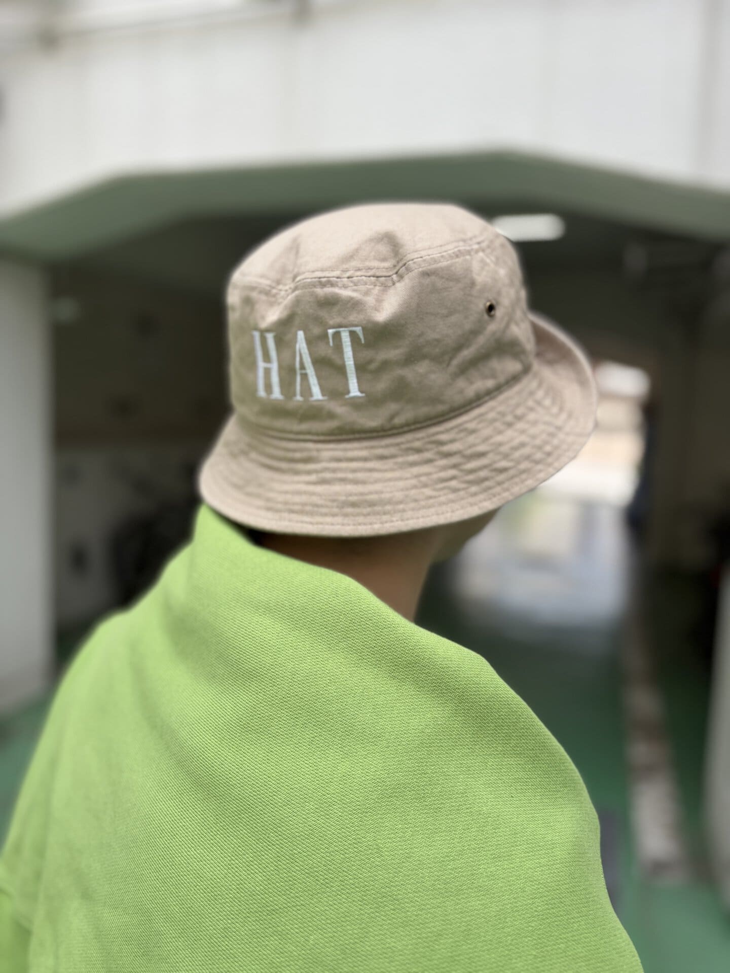 バックに施された”HAT”のロゴで、後ろ姿も抜かりなく