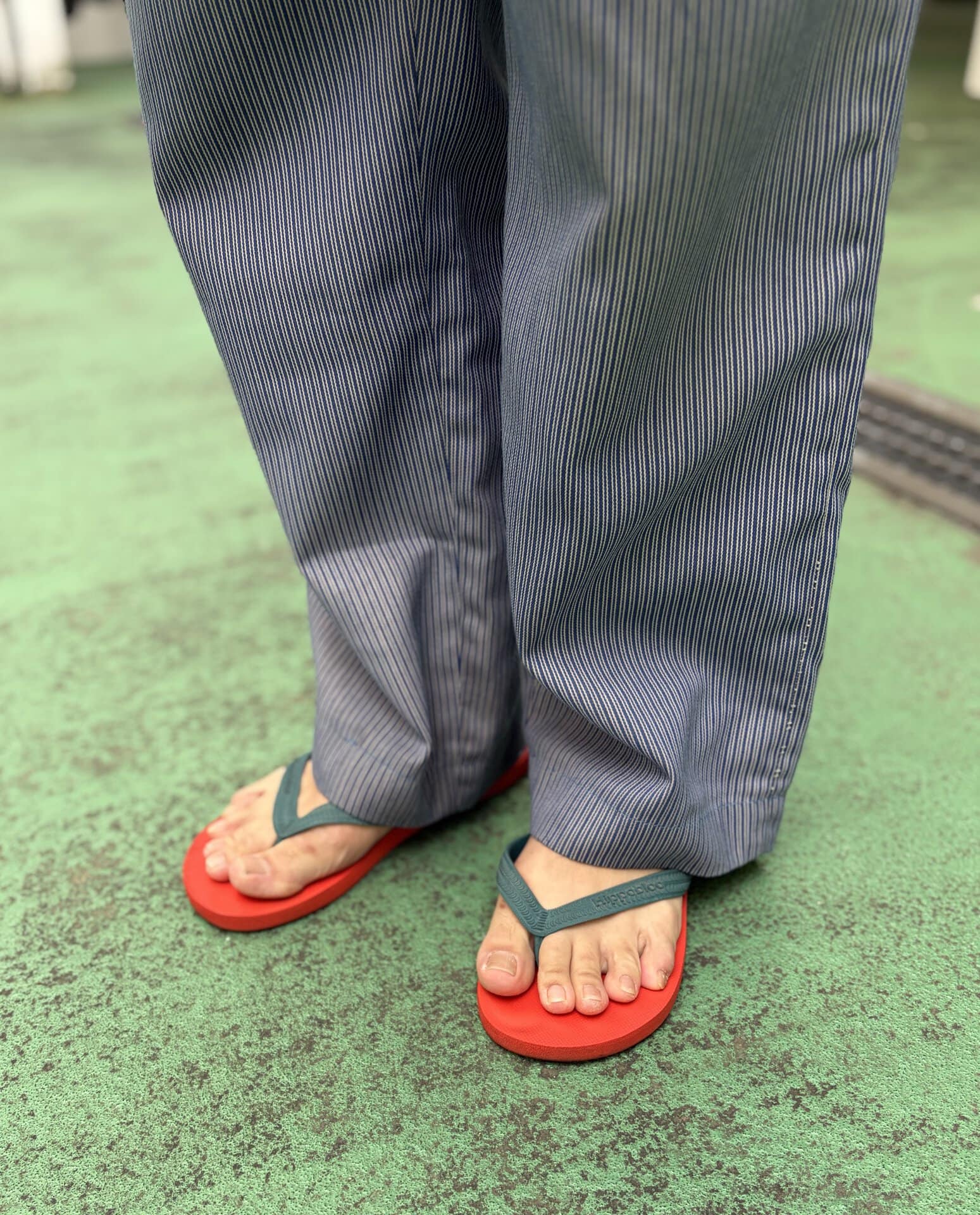 トングとトップスの色をさりげなくリンクさせているのも技アリ