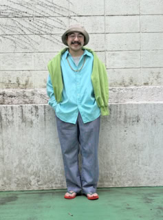 アプレッセのシャツ、古着のスエット、Tシャツ、パンツ、バイエーのハット、あああああああのメガネ、ハワイアナスのビーチサンダルは石黒さんの私物