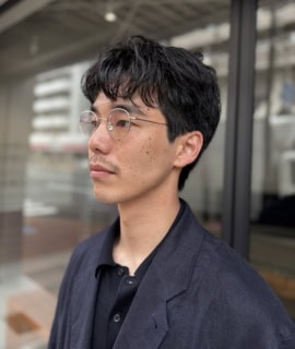 メタルのメガネで顔まわりでも清涼感を意識。大人のジャケットコーデにカラーレンズってのも洒落てます！