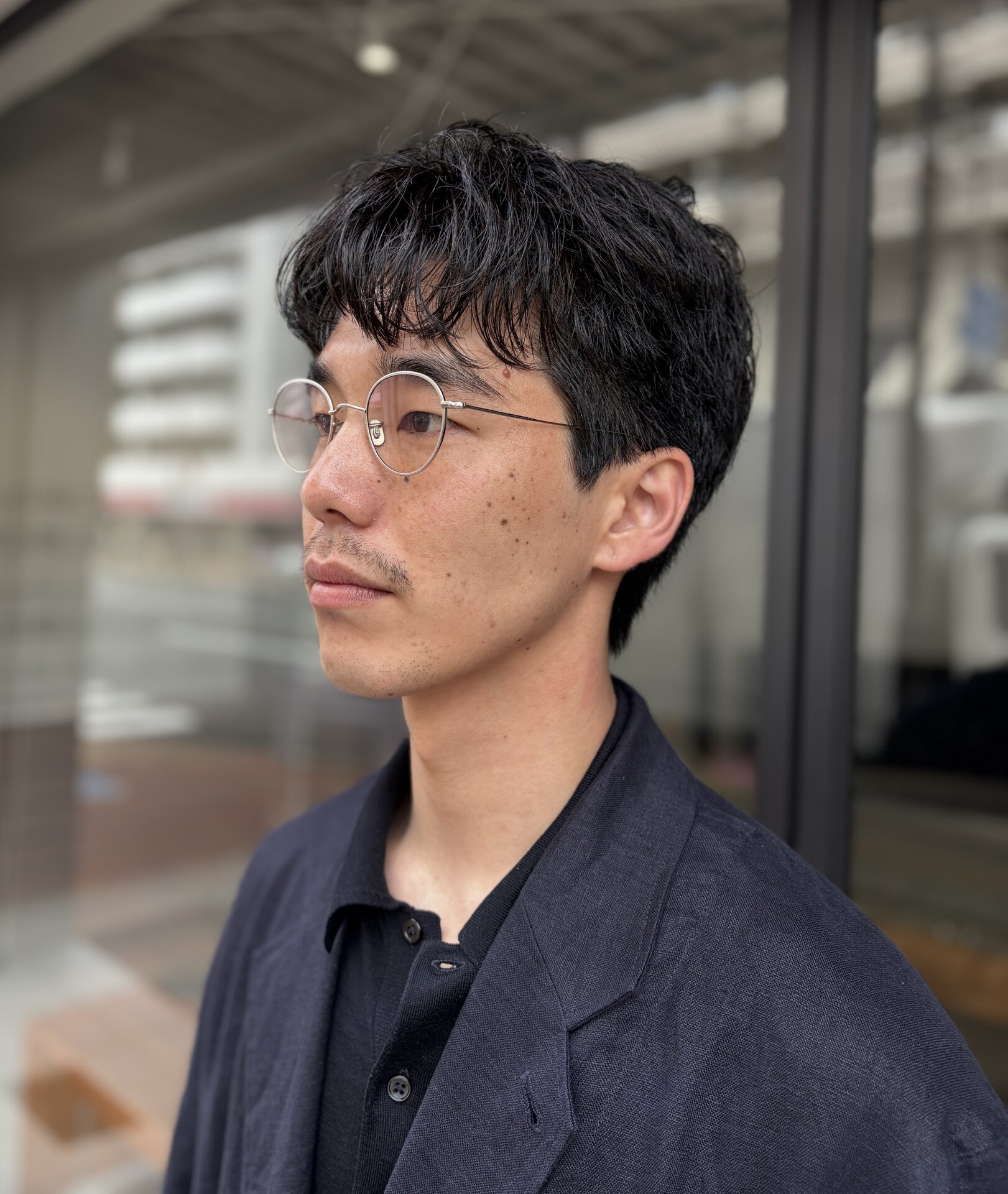 メタルのメガネで顔まわりでも清涼感を意識。大人のジャケットコーデにカラーレンズってのも洒落てます！