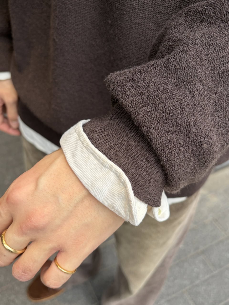 シャツを半分折り返すというテクニックが、着こなしを洒落て見せるんです！