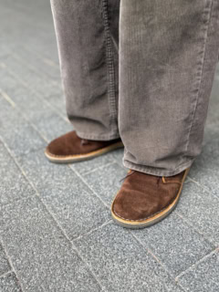 足元は、ちょっと武骨なレザーを使用したデザートブーツを。ちょっと太めのコーデュロイパンツとのバランスも絶妙です