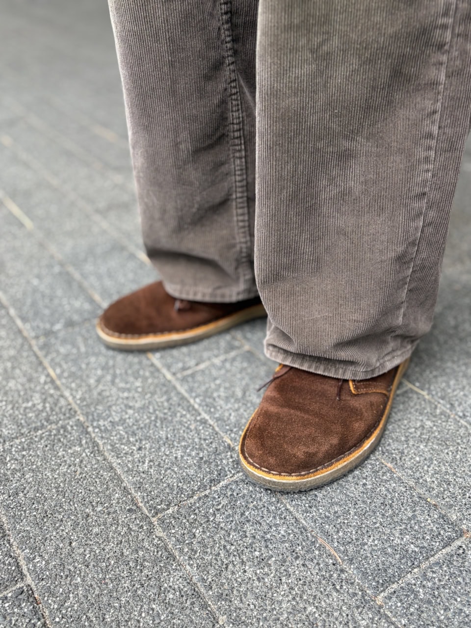 足元は、ちょっと武骨なレザーを使用したデザートブーツを。ちょっと太めのコーデュロイパンツとのバランスも絶妙です