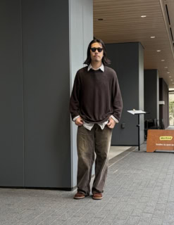 FOLLのニットとコーデュロイパンツ、ラルフ ローレンのヴィンテージシャツ、クラークスのデザートブーツは平沢さんの私物