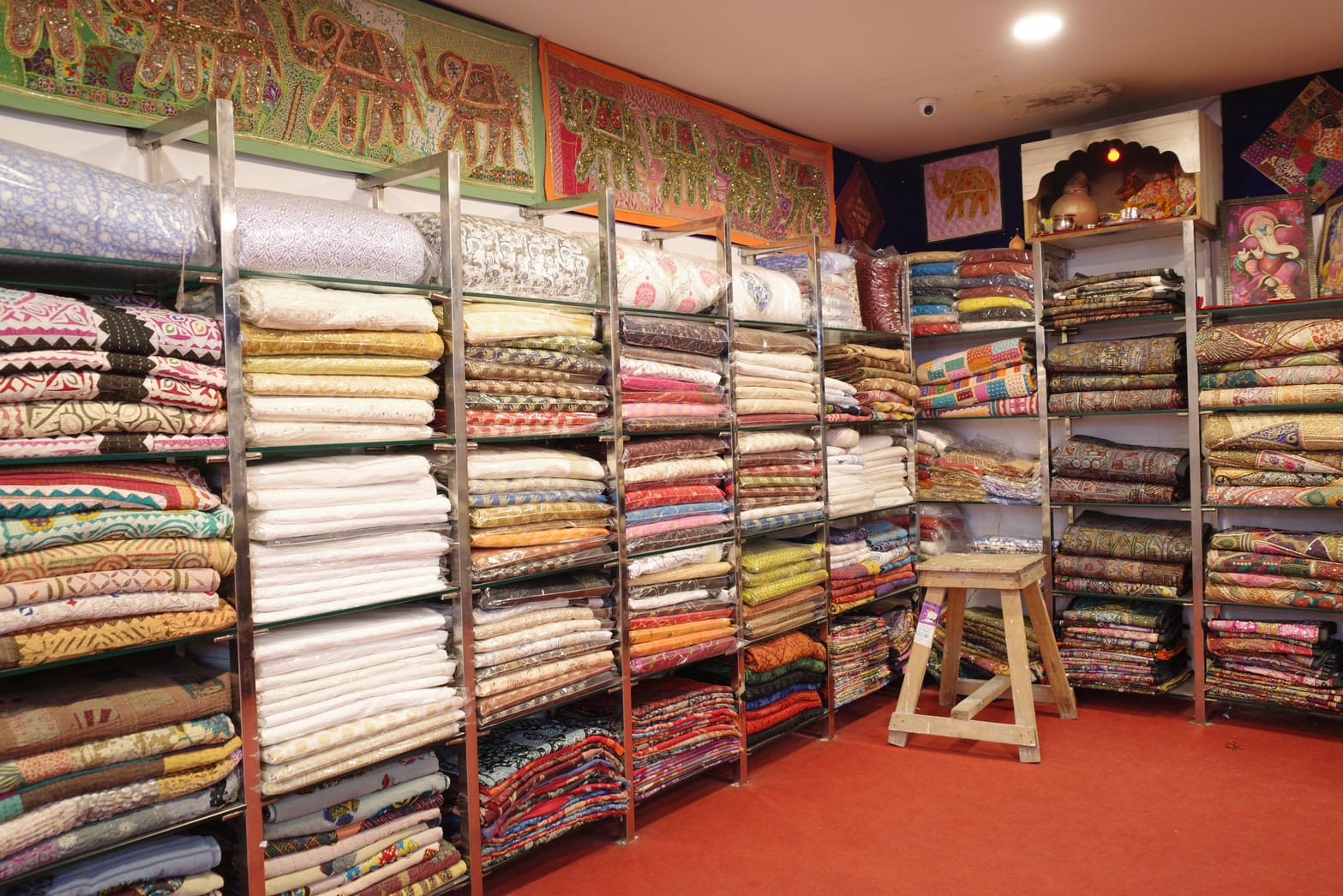 ローカルなブロックプリントのファブリック店　　湯舟から10分で旅支度、着陸後ビザカウンターへ全力疾走！ 旅ガール清水みさと【インド】へ。