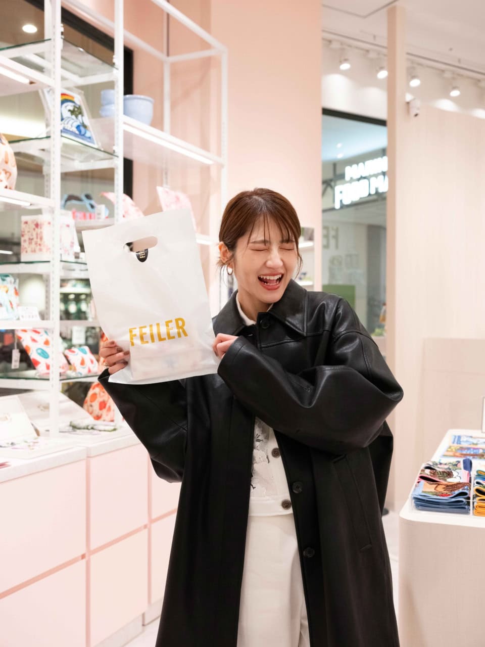 若月さんは、友だちへのギフトに桜柄のティッシュケースをゲット。