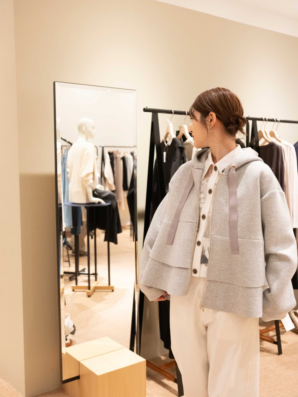 「パーカーだけどシルエットがカジュアルすぎなくて使えそう！」と購入決定！