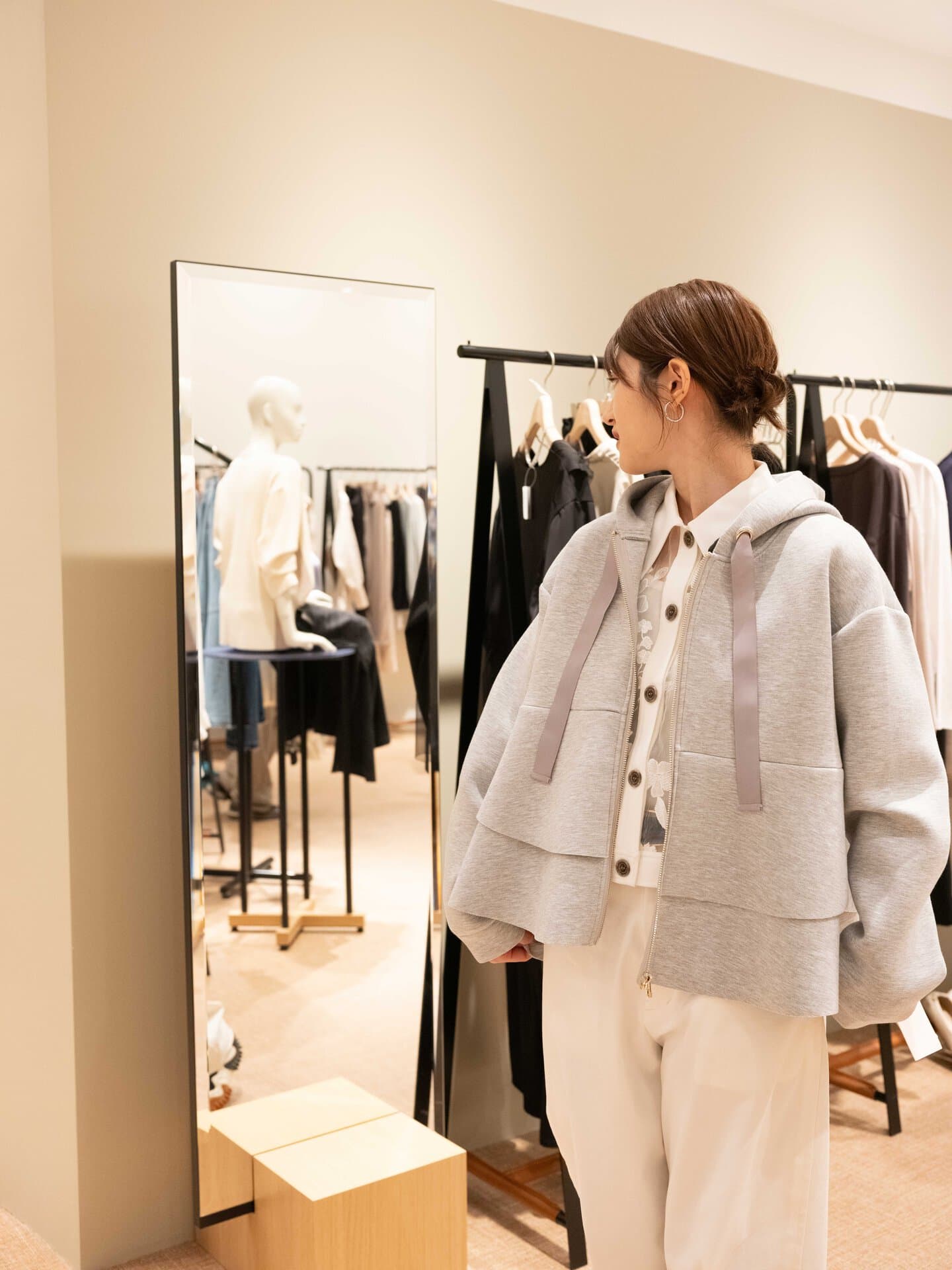 「パーカーだけどシルエットがカジュアルすぎなくて使えそう！」と購入決定！