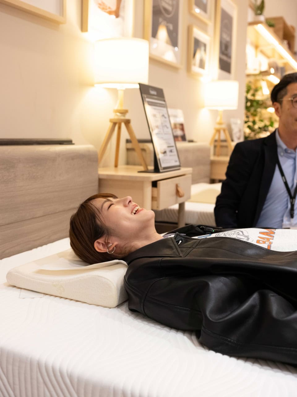 実際に試しながら、狙っていた枕をリアルバイ。……そして先ほど買ったばかりのスエットをもう着ているの、お気づき？