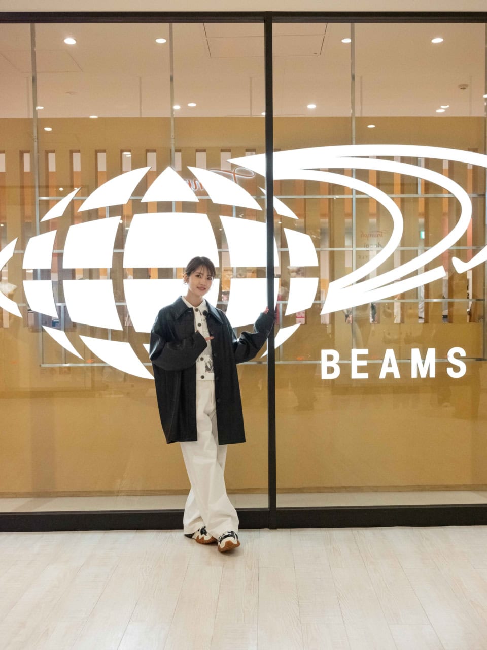 お次は、ウィメンズ、メンズ、キッズまで幅広い展開にお客さんで賑わう「ビームスアウトレット」へ。