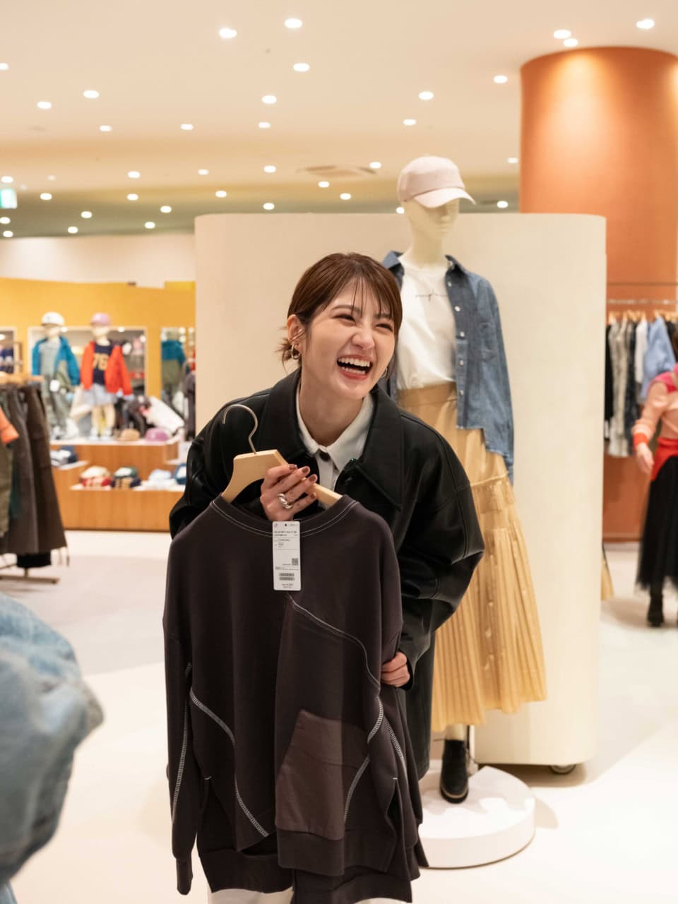 普段つい黒ばかり買ってしまうため、今日のテーマは脱モノトーン……のはずが、やっぱり黒が気になる若月さん。