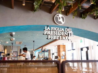 ピザはすべて店内の窯で焼き上げ。もちろんテイクアウトだけでなく店内でゆっくり食事を楽しむこともできます。