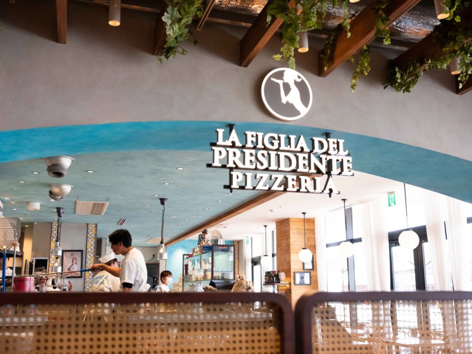 ピザはすべて店内の窯で焼き上げ。もちろんテイクアウトだけでなく店内でゆっくり食事を楽しむこともできます。