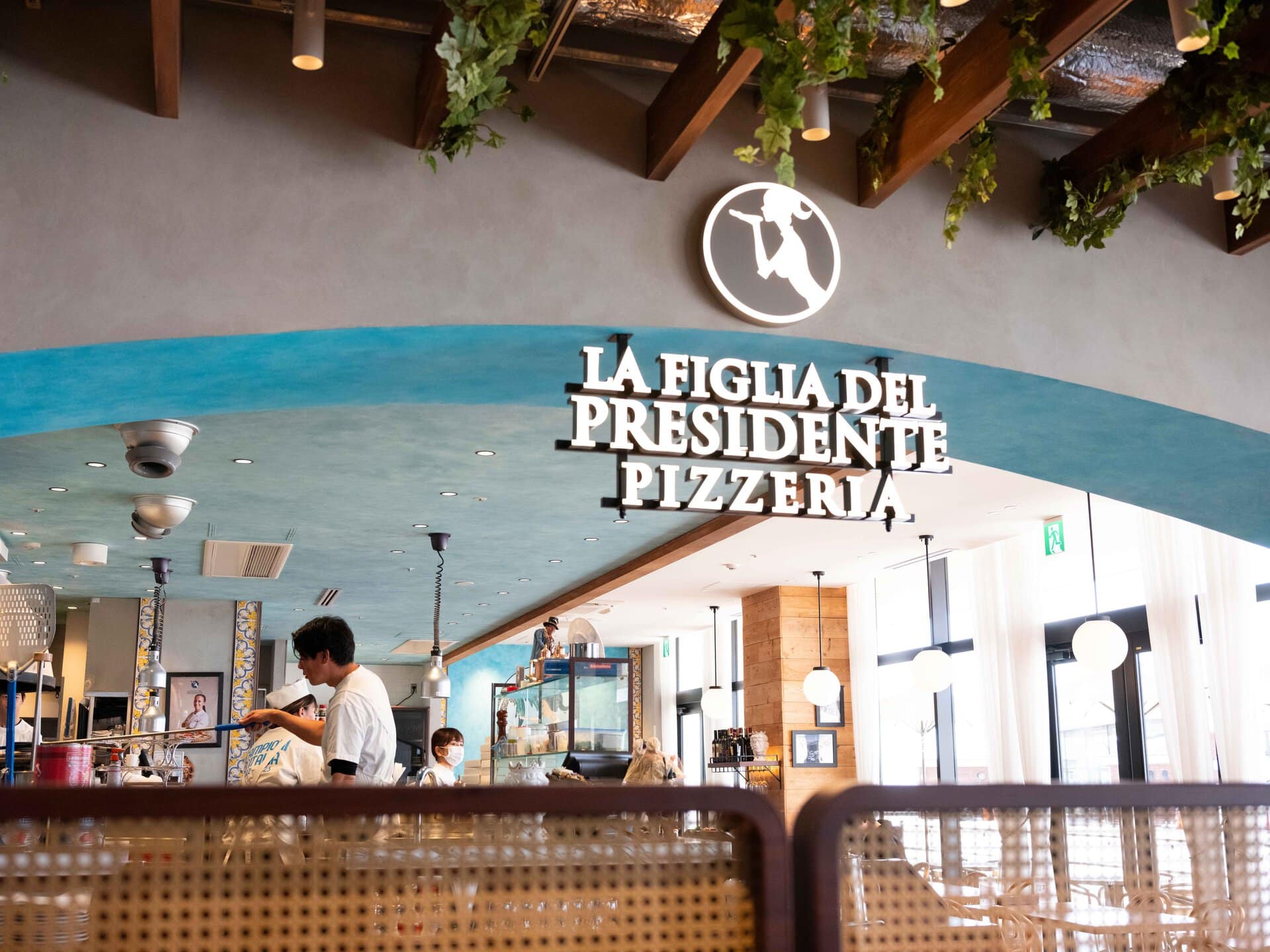 ピザはすべて店内の窯で焼き上げ。もちろんテイクアウトだけでなく店内でゆっくり食事を楽しむこともできます。