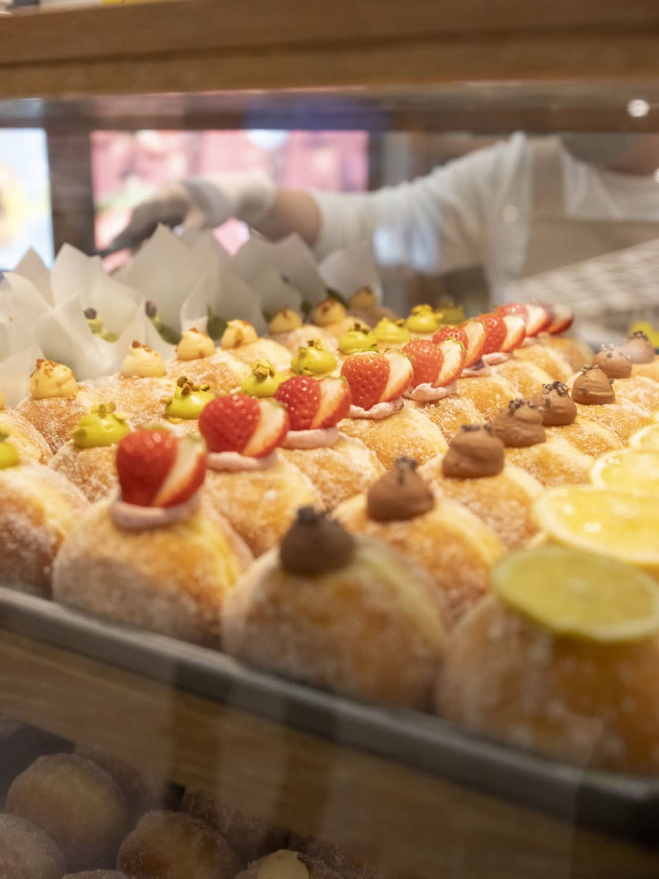 ピスタチオ（¥486）、いちご（¥486）、チョコレート（¥496）、レモン（¥464）など豊富なフレーバー。