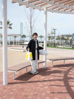 絶品グルメをピックアップしてルンルンの若月さん。「この景色で食べられるって最高すぎる！」