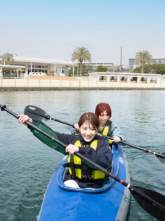 おかえりなさい！ 定位置に戻るのに一苦労しながら無事到着。「楽しすぎる！ 一緒に乗ると仲の良さも深まります。ぜひデートにも（笑）」と体験後はすっかりカヤック推しの若月さんでした。