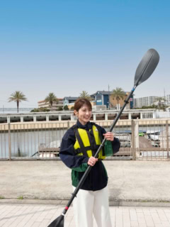 パドルの使い方を勉強中。「意外と重たいけど、なんとかいけそうな気がします！」