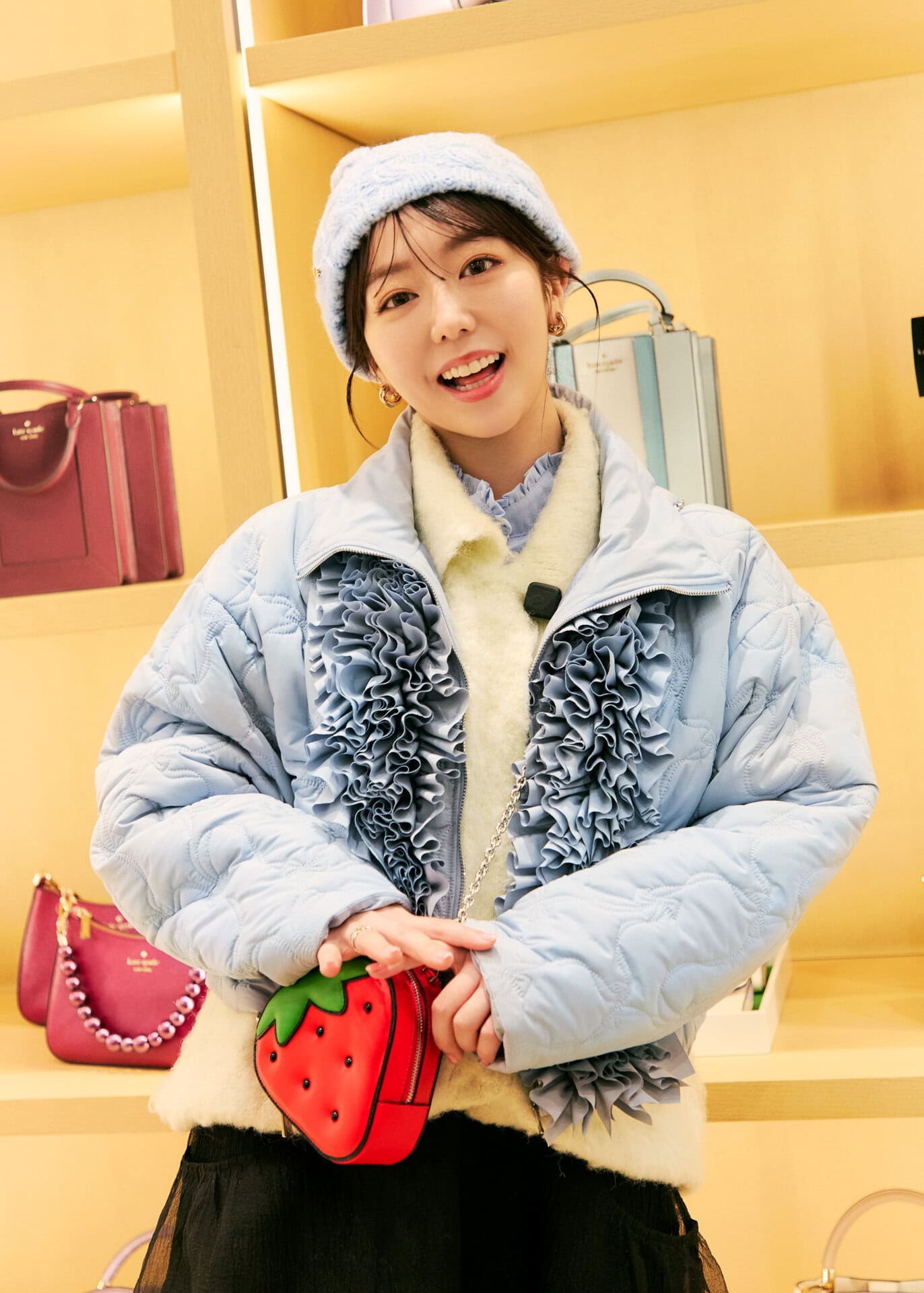 コートと同じ淡いブルーカラーのニット帽と、いちごのバッグをお買い上げ。