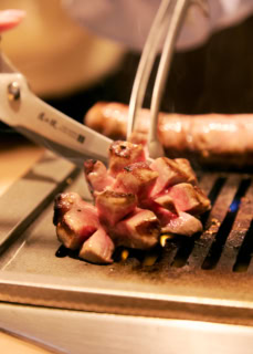 「美味し過ぎるお肉は別腹！」ということで、「花咲タン」を追加オーダー。一本のタンから二人前しか取れないタンのなかでも最も柔らかい希少部位。これを求めて足を運ぶお客さんも多いそう。￥2,750