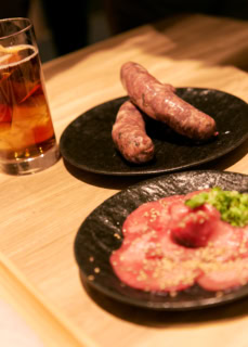 肉汁溢れる生タンフランクと名物の生タン。「生タンフランク」￥1,408、「安萬の生タン」￥1,848