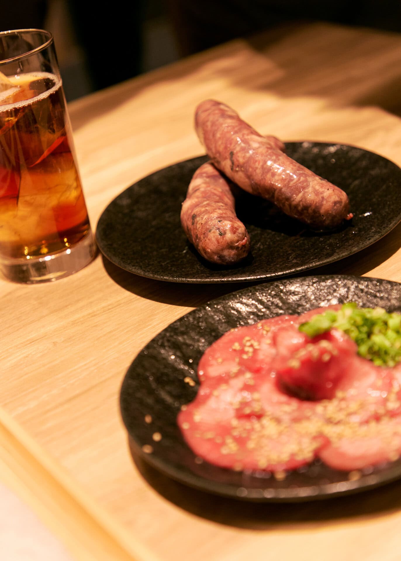 肉汁溢れる生タンフランクと名物の生タン。「生タンフランク」￥1,408、「安萬の生タン」￥1,848