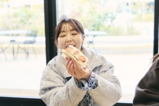 見てください！ 両手いっぱいのこのボリューム！ ふわっふわのパンにジューシーないちごがたまりません。「苺大福」￥850