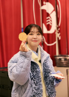 食べ比べが楽しい試食は毎日40種類から日替わりで提供。峯岸さんが持っているのは、薄いパリッとした食感に手が止まらない「はませんたこうす焼」¥756