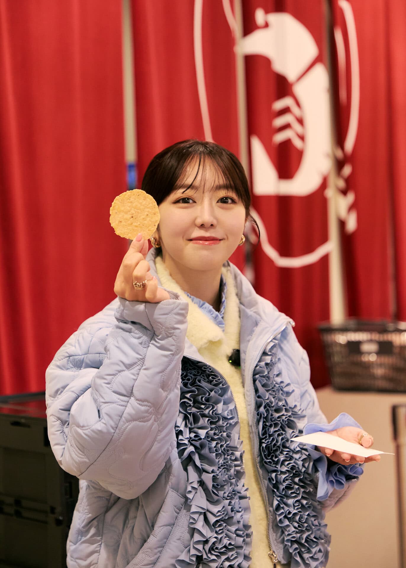 食べ比べが楽しい試食は毎日40種類から日替わりで提供。峯岸さんが持っているのは、薄いパリッとした食感に手が止まらない「はませんたこうす焼」¥756