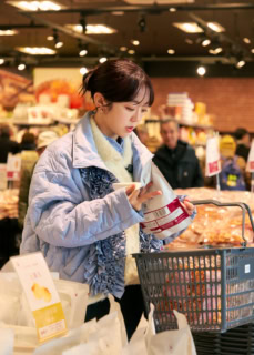 「家でもみんなで食べ比べたら楽しそう！」と、かごいっぱいのえびせんべいをお買い上げ。